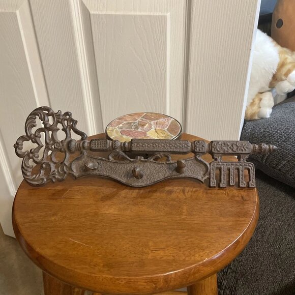 Ornate Wall Mount 3 Hook Rack Cast Iron Antique Skeleton Key - Picture 1 of 5